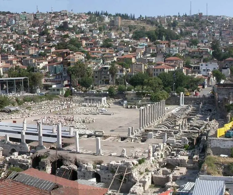 Les arcades de pierre de l’agora romaine de Smyrne au cœur d’İzmir