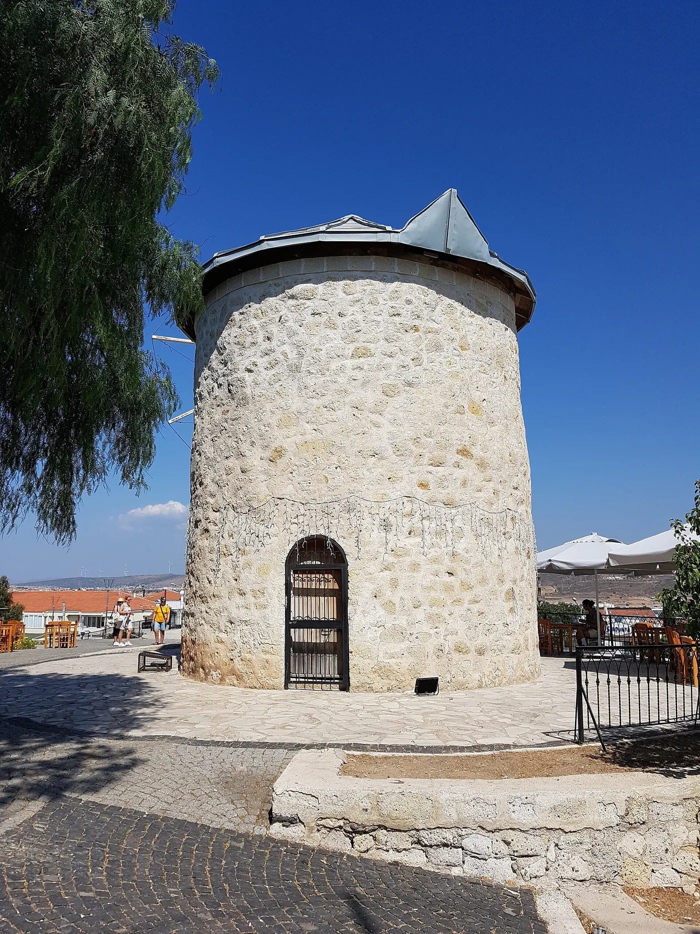 Un des moulins à vent en pierre d’Alaçatı, sur la crête du village