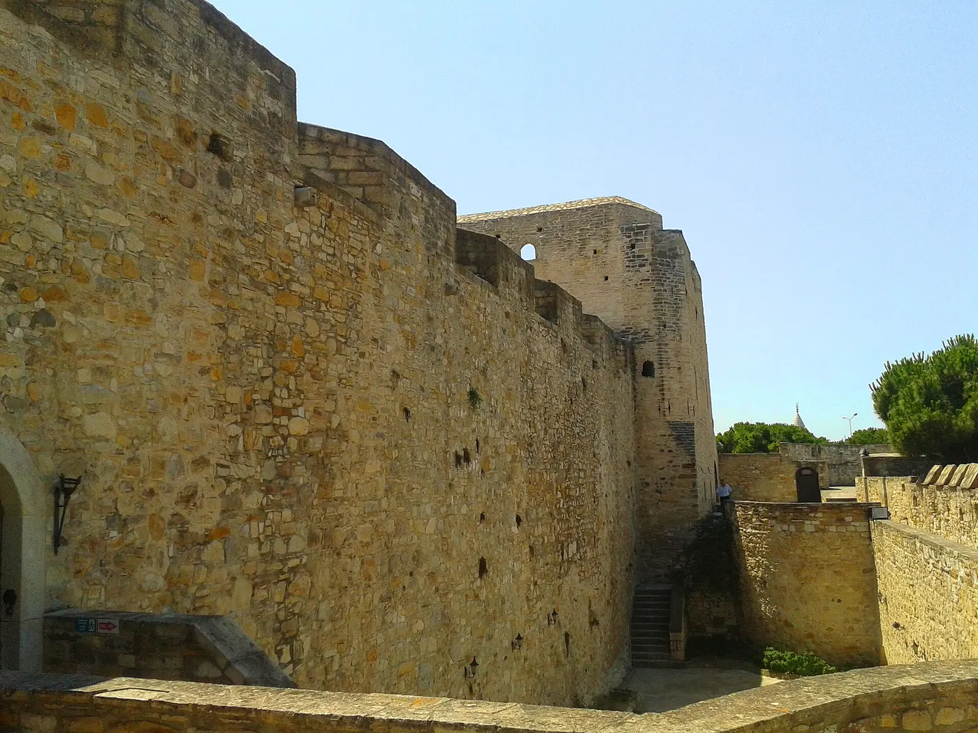 Les remparts de pierre du château de Çeşme