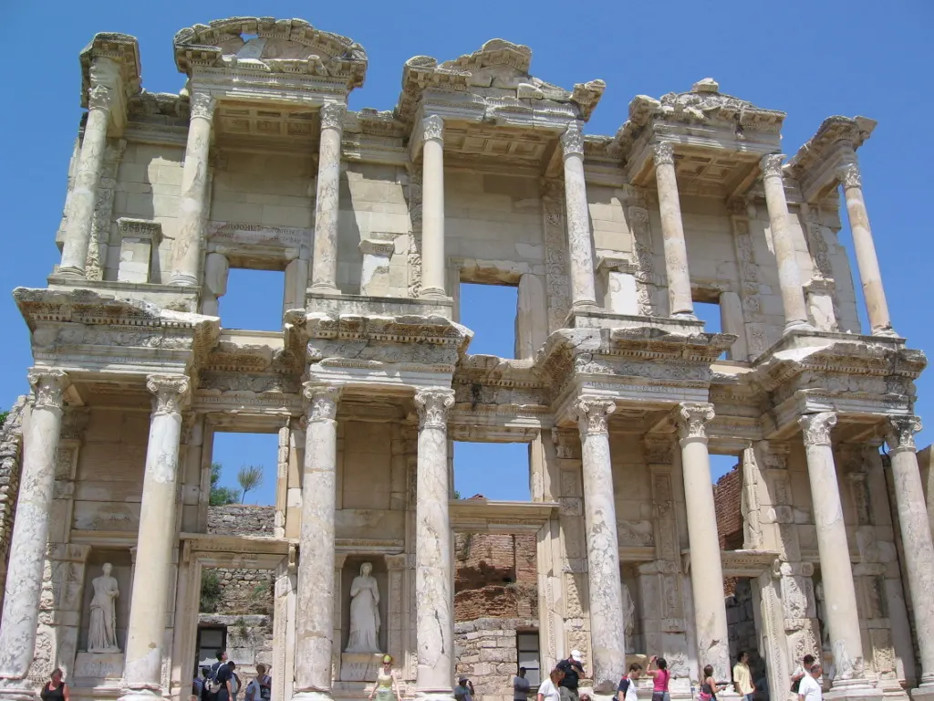 La façade à deux étages de la bibliothèque de Celsus à Éphèse, colonnes et statues dans les niches