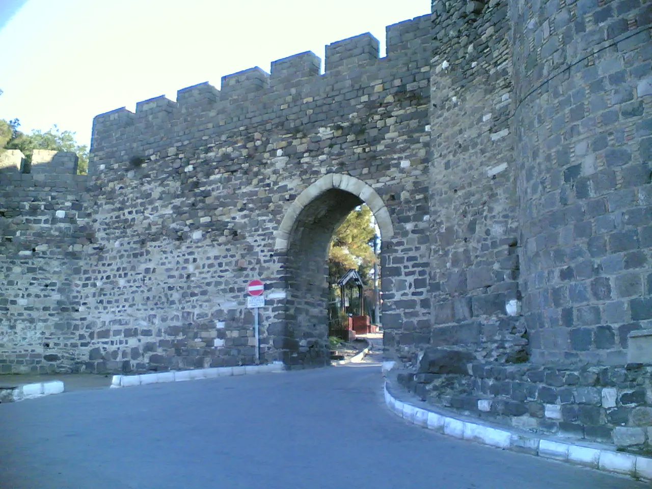 Les remparts de la citadelle de Kadifekale dominant İzmir et son golfe