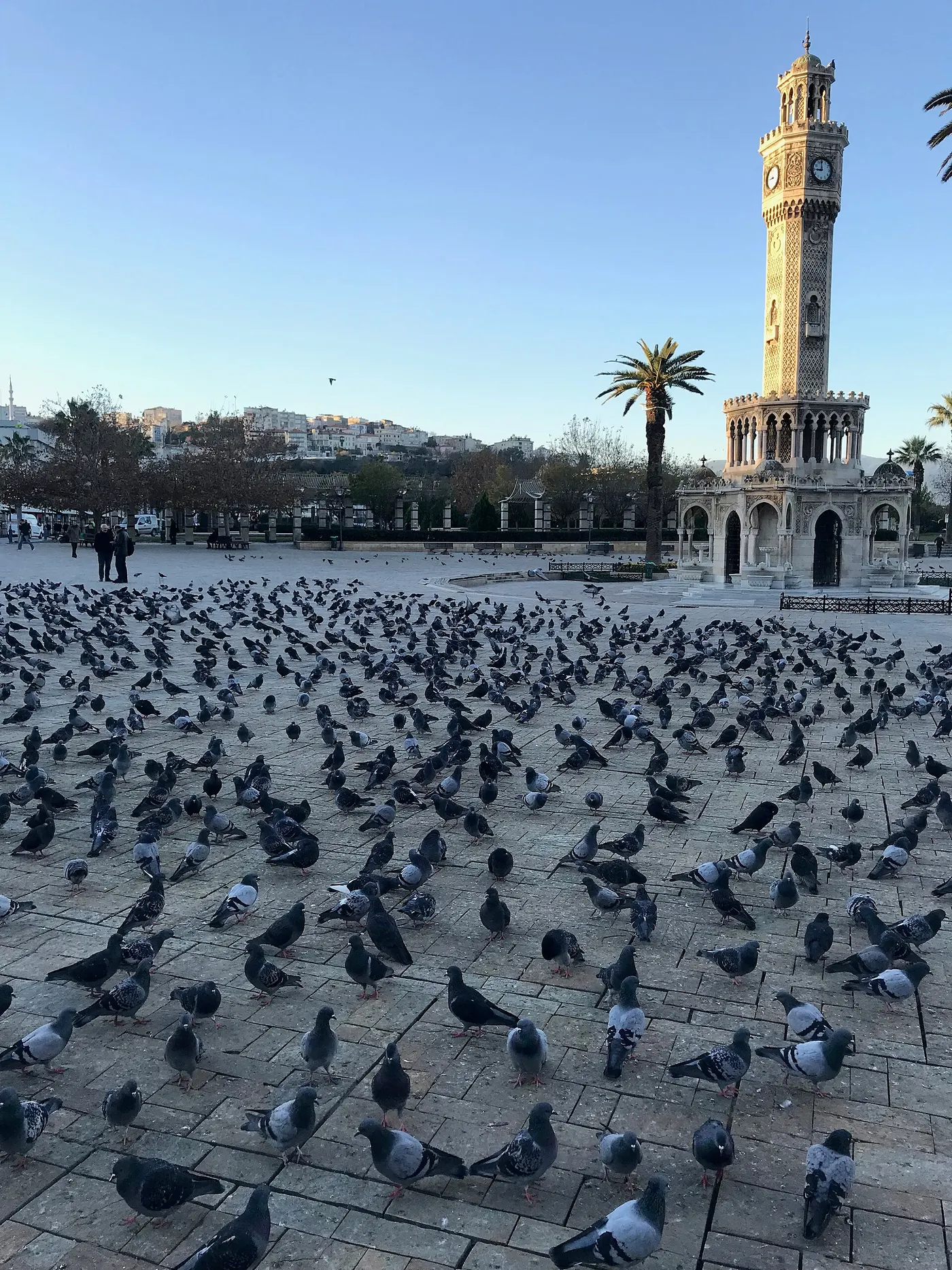 La place Konak et la tour de l’Horloge, à İzmir