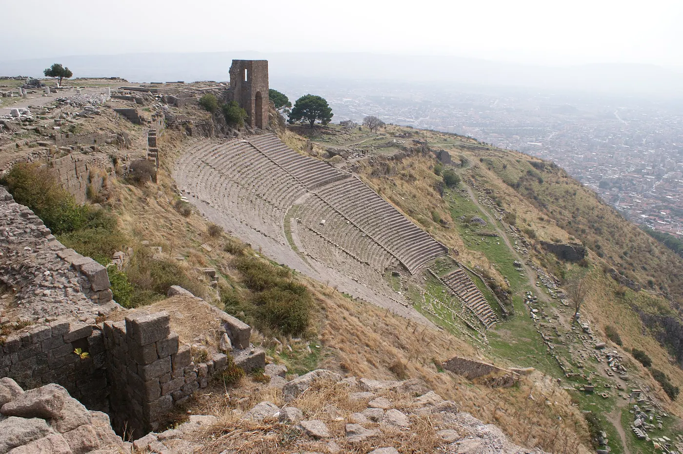 L’acropole de Pergame dominant la plaine, colonnes et gradins accrochés à la pente