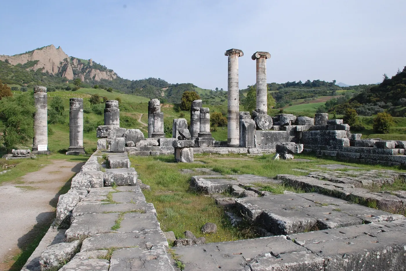 Les colonnes du temple d’Artémis à Sardes, au pied de l’acropole