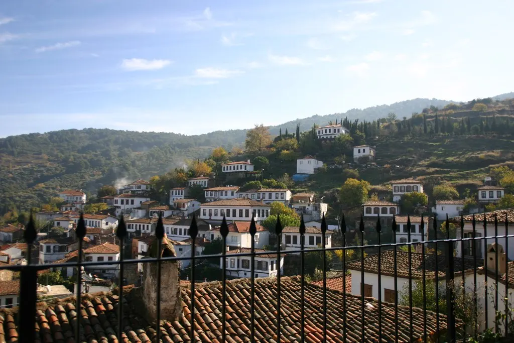 Les maisons blanches à encadrements de bois du village de Şirince, sur la colline
